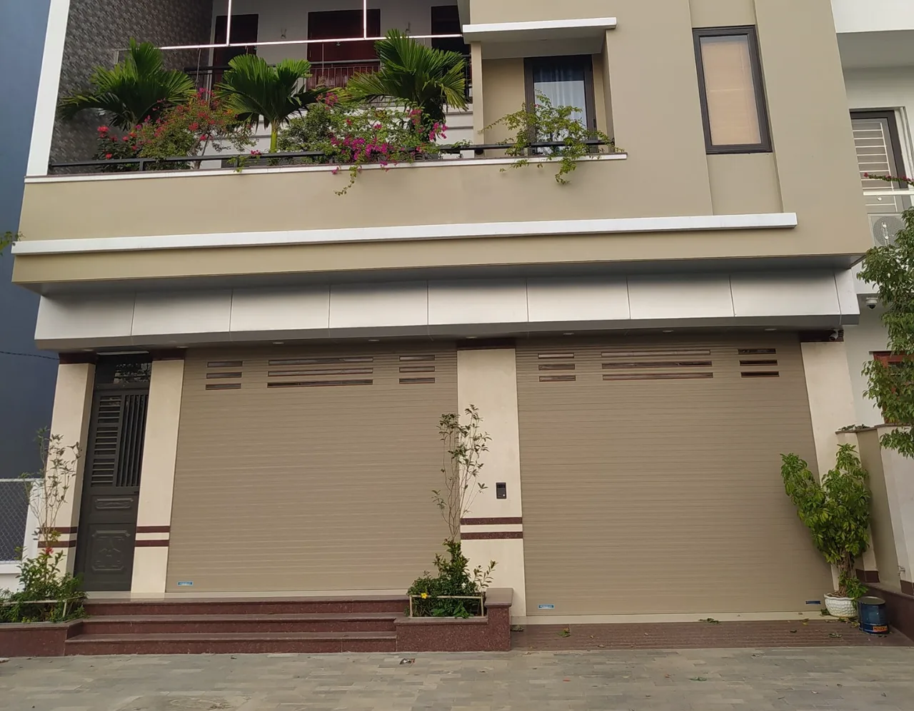 Cửa cuốn Austdoor xuyên sáng E50iPC