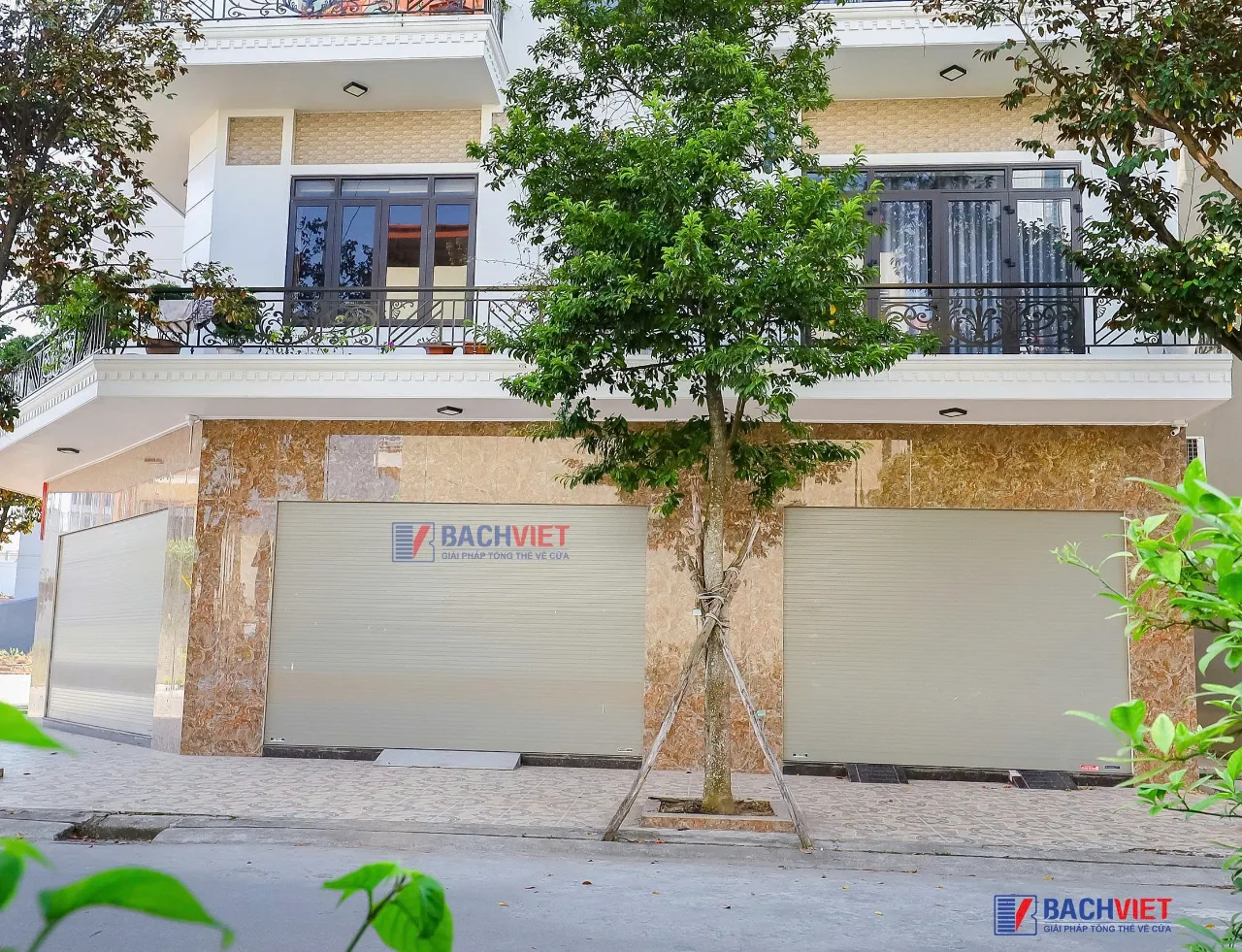 Cửa cuốn Austdoor khe thoáng E53i