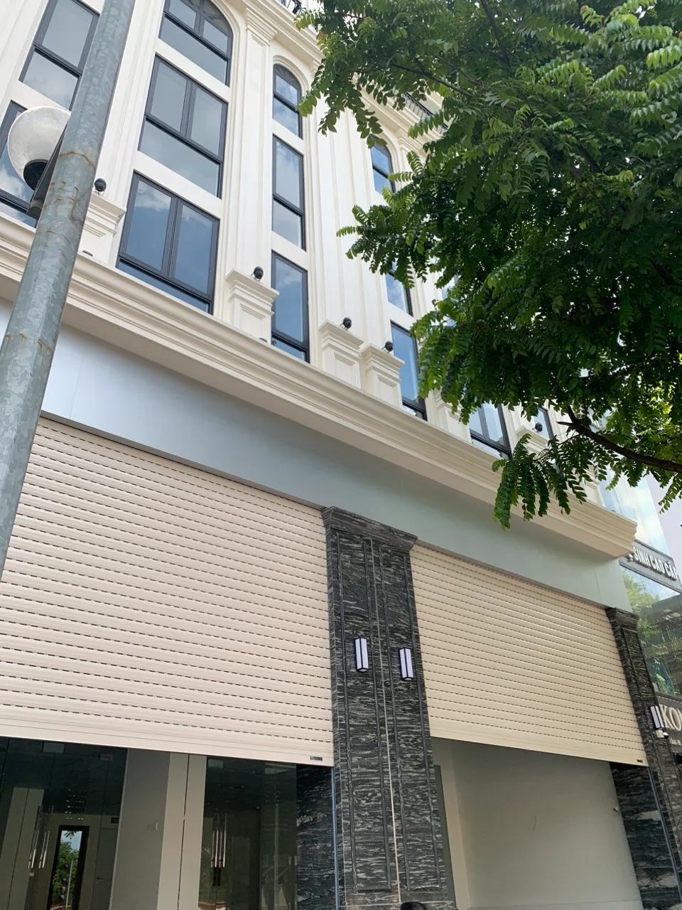 Cửa cuốn Austdoor khe thoáng B100