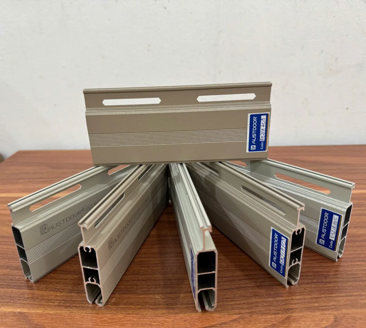 Cửa cuốn Austdoor khe thoáng E52i